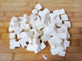 豆腐冲洗一下表面切成小块。