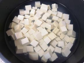 锅内放水，豆腐块凉水入锅，加入少许盐。