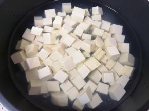 锅内放水，豆腐块凉水入锅，加入少许盐。