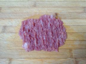 瘦肉剁碎。