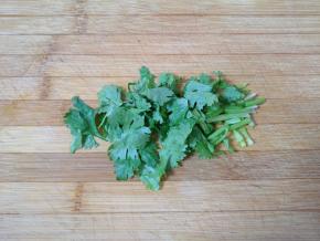 香菜洗干净切碎。