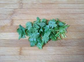 香菜洗干净切碎。