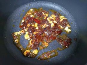不粘锅内倒适量的食用油烧热，下入大蒜炒香，加入豆瓣酱炒出红油。