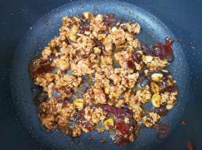 下入肉末翻炒至变色。