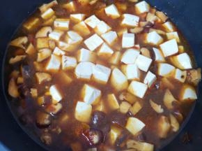 加入开水烧开煮2分钟，下入豆腐。
