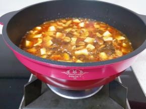 再次烧开以后转中火煮10分钟至豆腐入味，汤汁基本上收干。