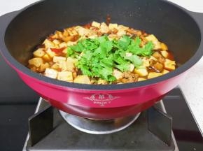 关火，下入香菜碎。