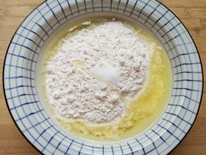 准备好高纤小麦粉，加入盐和蛋清，用筷子搅拌均匀。