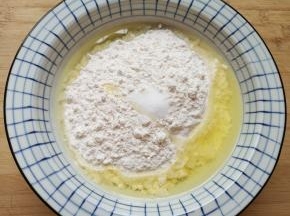 准备好高纤小麦粉，加入盐和蛋清，用筷子搅拌均匀。