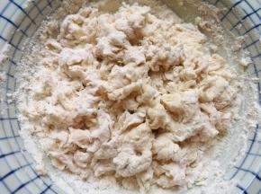 再加入水，搅拌成絮状。