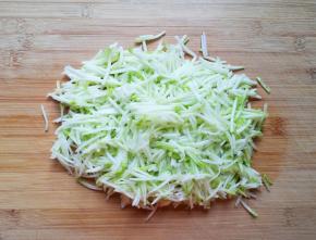 西葫芦用擦丝器擦成细丝。