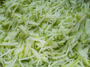 加入盐搅拌均匀，静置10分钟左右至出水，攥干水分备用。