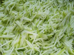 加入盐搅拌均匀，静置10分钟左右至出水，攥干水分备用。