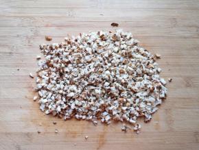 香菇洗干净切成碎末。