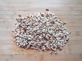 香菇洗干净切成碎末。