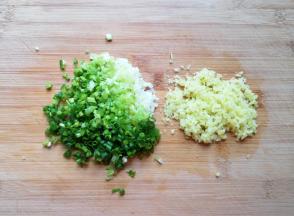 小葱和生姜分别切碎。