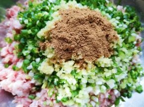准备好肉馅，加入切碎的小葱和生姜，放上十三香。