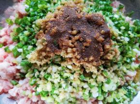 炒锅内倒适量的食用油烧热，浇在十三香上面激出香味。