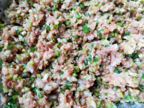 加入老抽搅拌均匀，让肉馅静置一会儿。