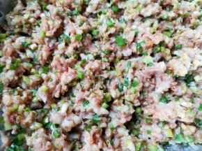 加入老抽搅拌均匀，让肉馅静置一会儿。