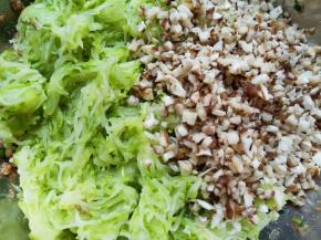 加入西葫芦丝和香菇碎末搅拌均匀。