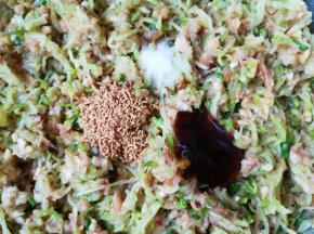 加入盐、原味鲜、蚝油和香油搅拌均匀。