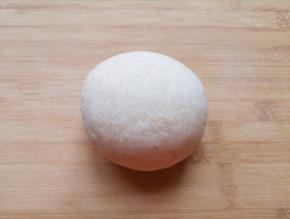 醒好的面团揉光。