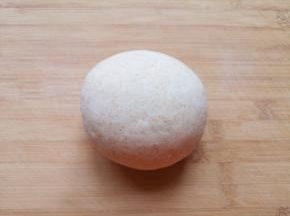 醒好的面团揉光。