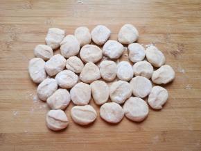 搓成长条状，分成小剂子压扁。