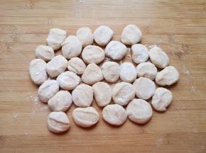 搓成长条状，分成小剂子压扁。