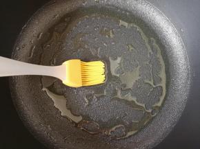 平底锅刷上一层食用油。