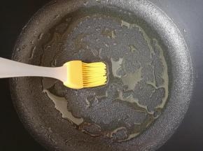 平底锅刷上一层食用油。