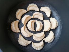 放入包好的锅贴。