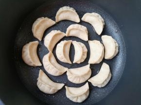 放入包好的锅贴。