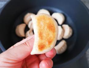 中火煎至锅贴底部焦黄。