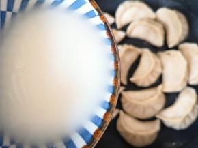 用水和面粉调一个做冰花的面水，倒入锅里。