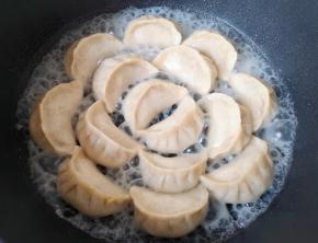 中火烧至冒大泡。