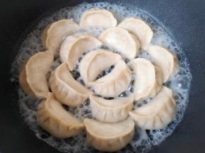 中火烧至冒大泡。