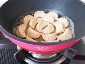 转小火烧至焦黄，锅贴就熟了。