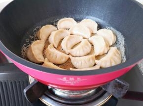 转小火烧至焦黄，锅贴就熟了。