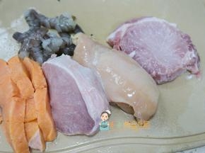 把所有的肉全部洗干净，虾跟鱼可以用姜片或者柠檬腌渍十五分钟去腥。冷水加入几片姜片放入三文鱼跟虾仁煮熟捞出