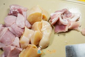 猪肉牛肉去掉筋膜备用，切成小块