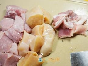 猪肉牛肉去掉筋膜备用，切成小块