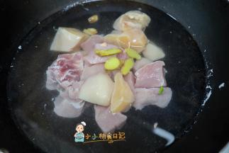 冷水加姜片然后放入猪肉牛肉鸡肉煮20分钟