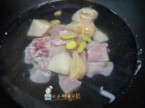 冷水加姜片然后放入猪肉牛肉鸡肉煮20分钟