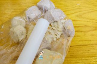 这是猪肉鸡肉牛肉一样敲散，这个肉比三文鱼难敲，如果你煮的时间长一点会比较容易敲开