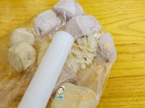 这是猪肉鸡肉牛肉一样敲散，这个肉比三文鱼难敲，如果你煮的时间长一点会比较容易敲开