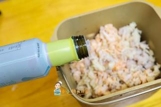 全部肉放入面包机里加入20g植物油