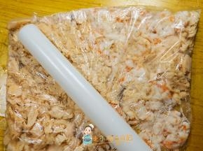 把虾仁跟三文鱼装入一次性袋里用擀面杖敲散，这样就可以了