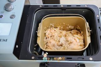 启动面包机的肉松键盖上盖子就不用管了，一次程序后我发现太湿了，所以我又按了一次肉松键，但是中途因为面包机太热，要等冷却一会才能重新启动，这不是坏了不需要紧张